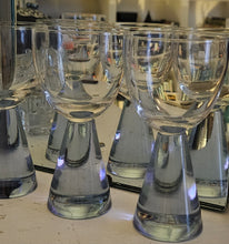 Load image into Gallery viewer, ALEXANDRITE WINE GLASSES, COLOUR CHANGING
