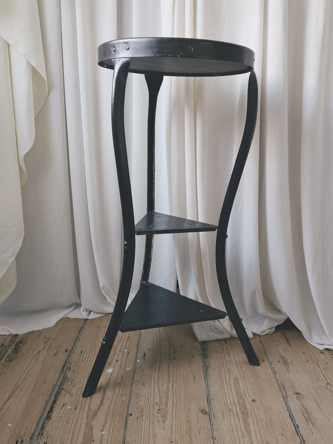 TRIANGLE SIDE TABLE