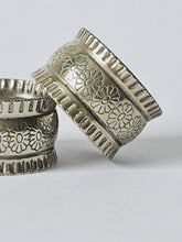 Load image into Gallery viewer, ANTIQUE DAISY NAPKIN RINGS
