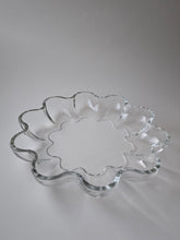 Load image into Gallery viewer, GLASS SCALLOP BOWL
